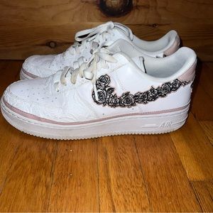 Nike Air Force 1 x Doernbecher (2019) sneakers rose appliqué swoosh. Rare EUC